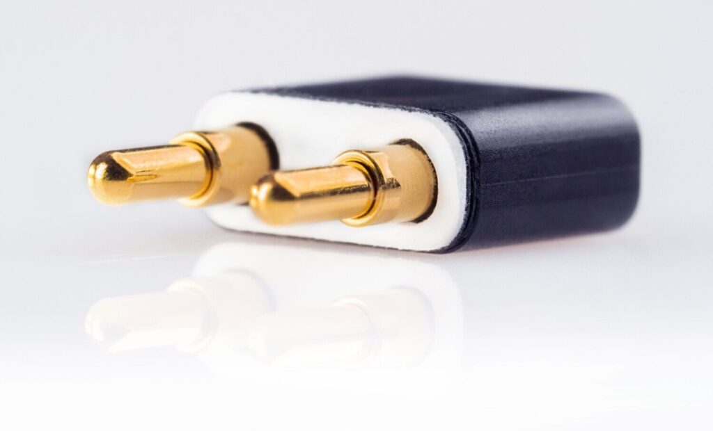 Washable and sealed spring-loaded connector